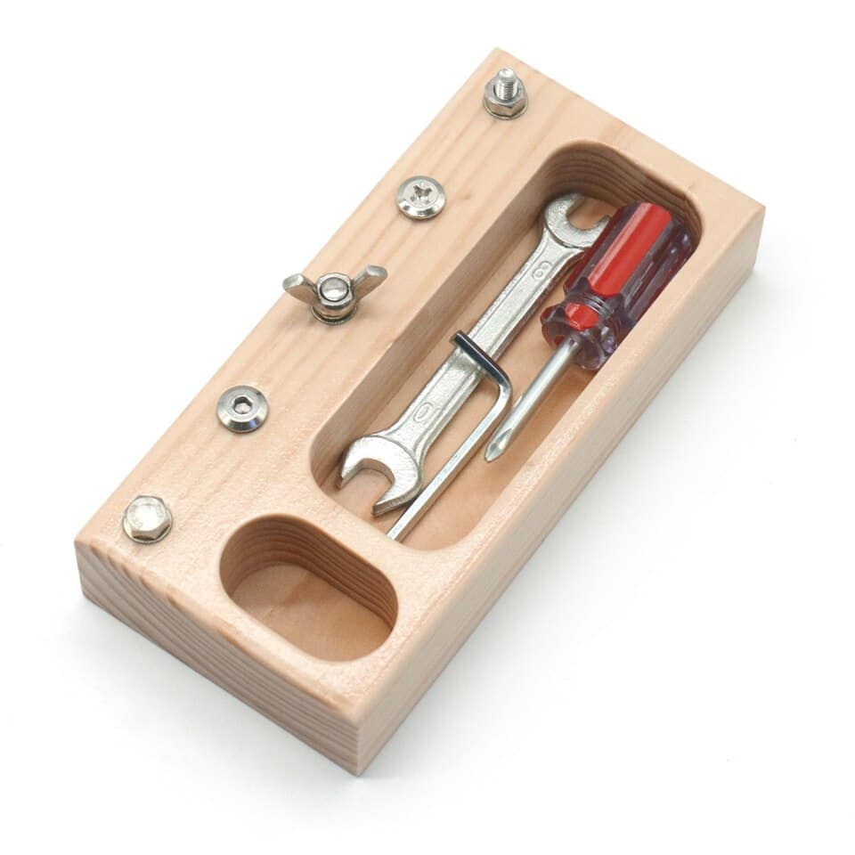 Un coffret en bois avec un Vrai Outils pour Enfants à Visser et un tournevis.
