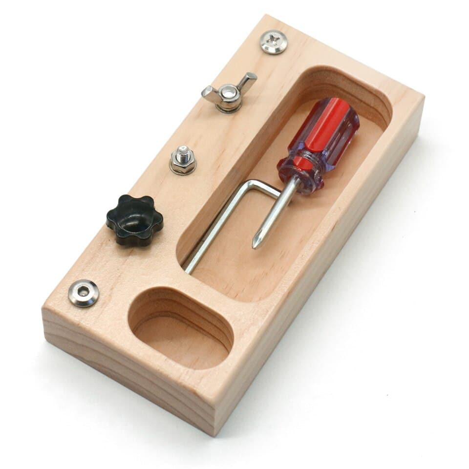Une boite en bois avec Vrai Outils pour Enfants à Visser dedans.