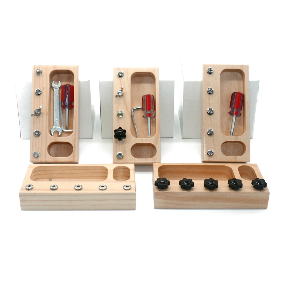 Un ensemble de Vrai Outils pour Enfants à Visser en bois avec vis et clés à molette.