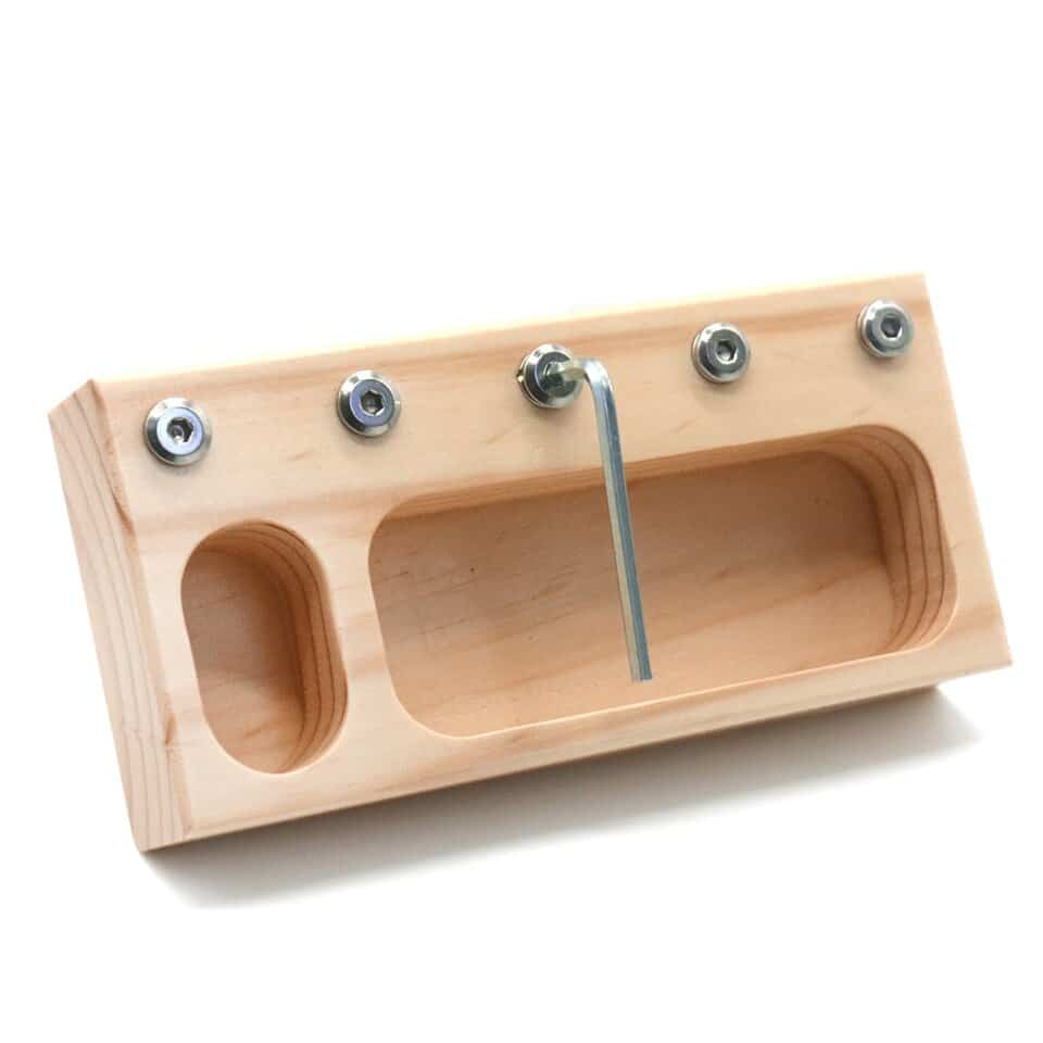 Un support en bois avec Vrai Outils pour Enfants à Visser et des écrous spécialement conçus pour les enfants.