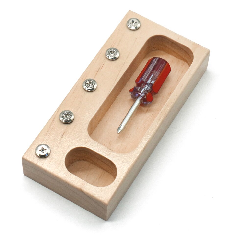 Un porte-outils en bois avec un tournevis, spécialement conçu pour les enfants, dans le cadre du Vrai Outils pour Enfants à Vissers.