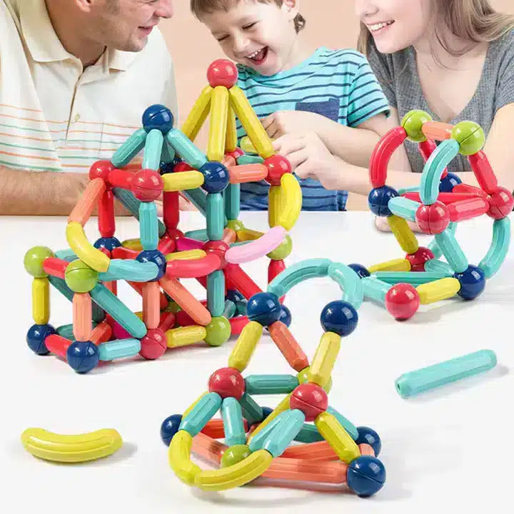 Une famille profite d'un Jeu de Construction Magnétique pour Enfants.